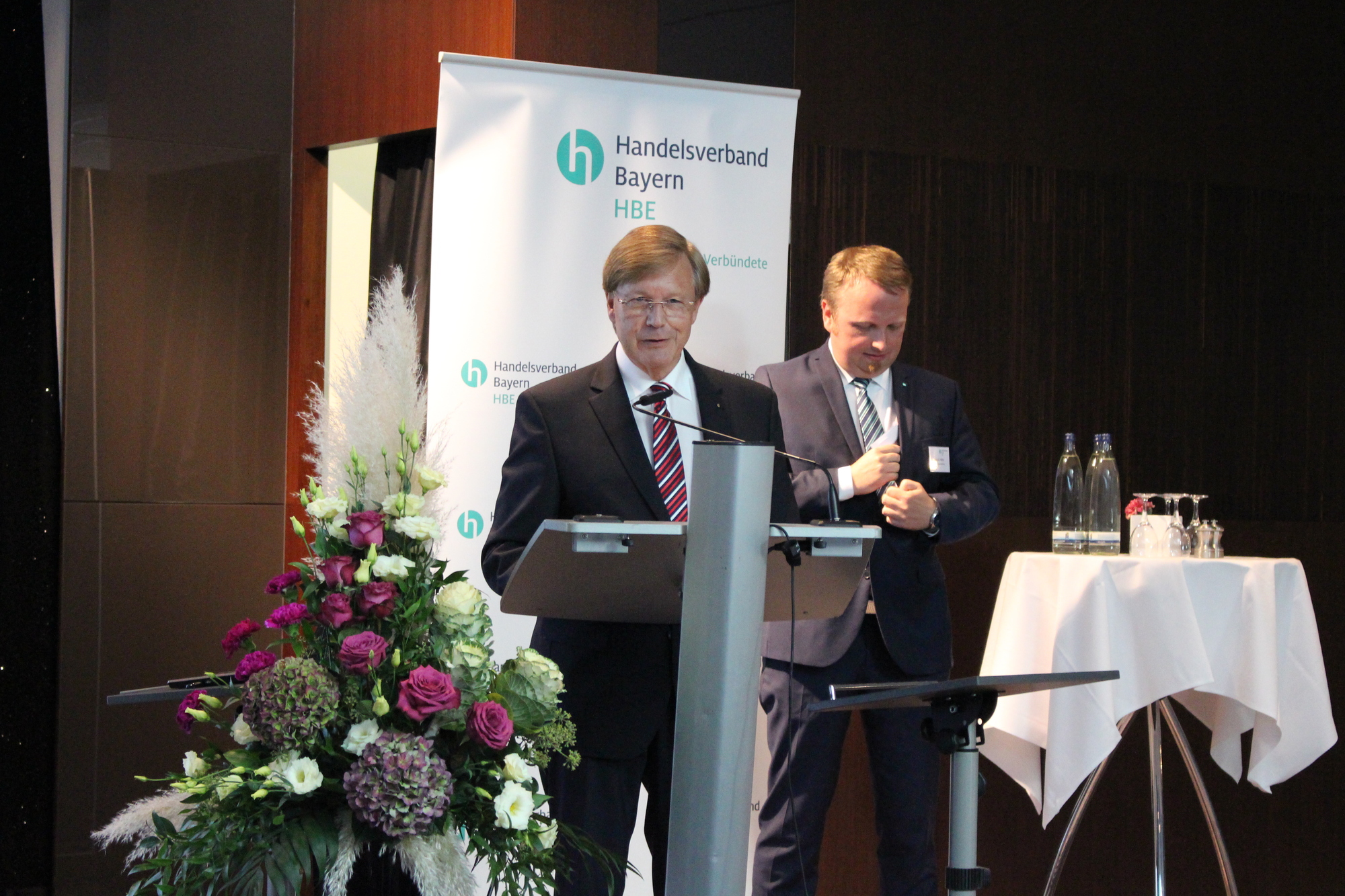 Bernd Brenner begrüßte die zahlreichen Teilnehmer. Foto: Angelina Märkl/B4B WIRTSCHAFTSLEBEN SCHWABEN