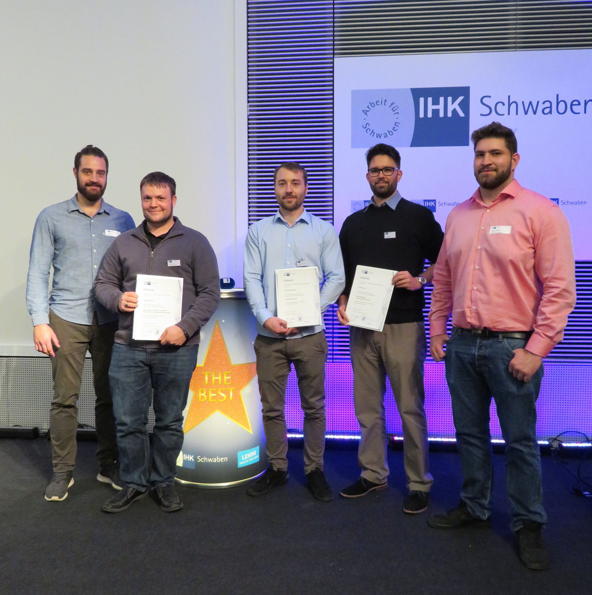 Tobias Müller (Ausbilder Technische Berufe), David Neumair, Bernhard Weilbach, Tobias Fuchs und Andreas Folvaschi (Ausbilder IT). Foto: BMK Group GmbH &amp; Co. KG