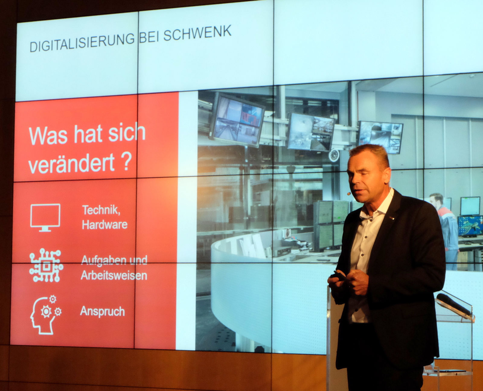 Gerhard Kaminski, Geschäftsführer der Schwenk Zement KG, sprach über den Einsatz moderner Technologien in seinem Unternehmen. Foto: Ralf Grimminger/Ulmer Pressedienst