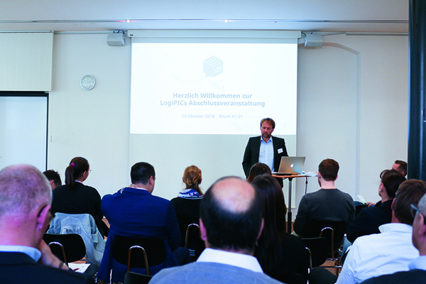 Prof. Dr. Michael Krupp begrüßt die Teilnehmer der Abschlussveranstaltung des Forschungsprojektes LogiPICs. Foto: Hochschule Augsburg