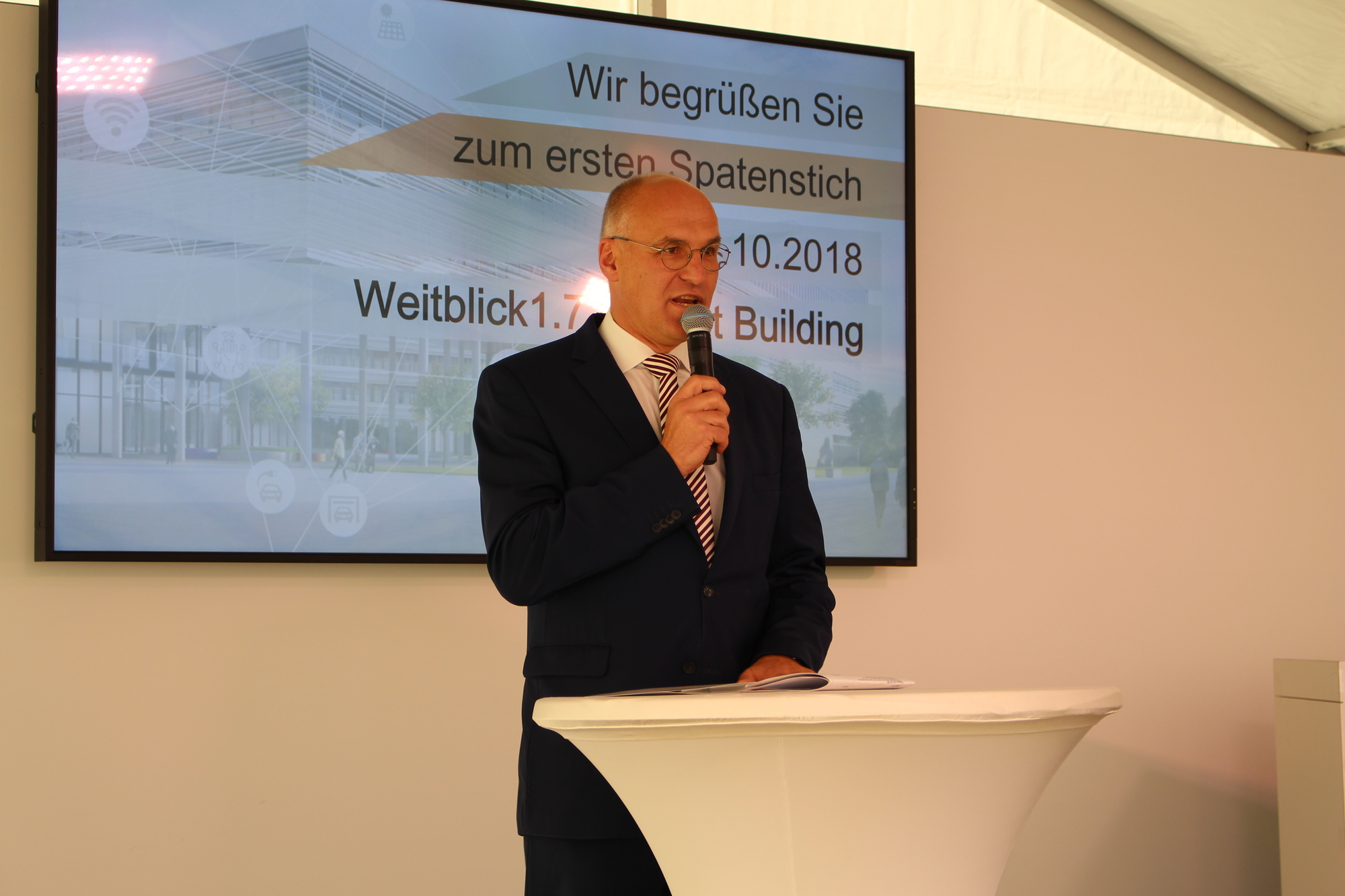 Dr. Kurt Gribl bei seiner Ansprache. Foto: Angelina Märkl/B4B WIRTSCHAFTSLEBEN SCHWABEN