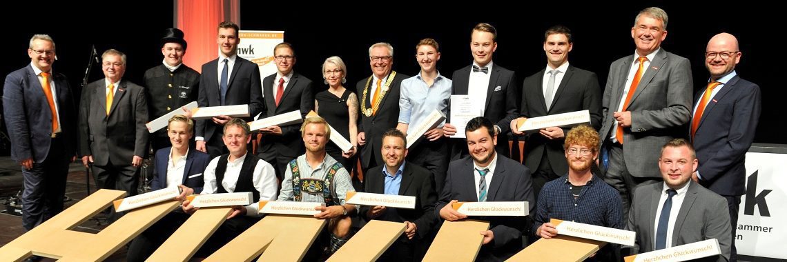 Die Jahresbestmeister mit Vertretern der Handwerskammer. Foto: HWK Schwaben/Fred Schöllhorn