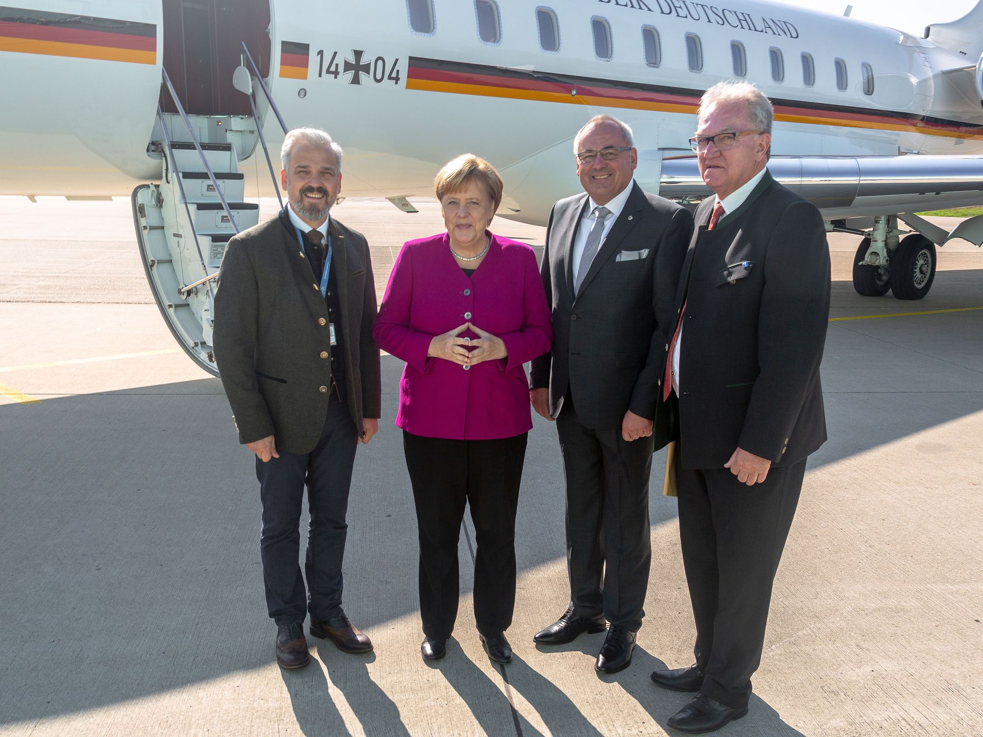 Gebhard Kaiser, Manfred Schilder und Ralf Schmid erläuterten Angela Merkel das Erfolgsmodell des dritten bayerischen Verkehrsflughafens. Foto: Maximilian Mair