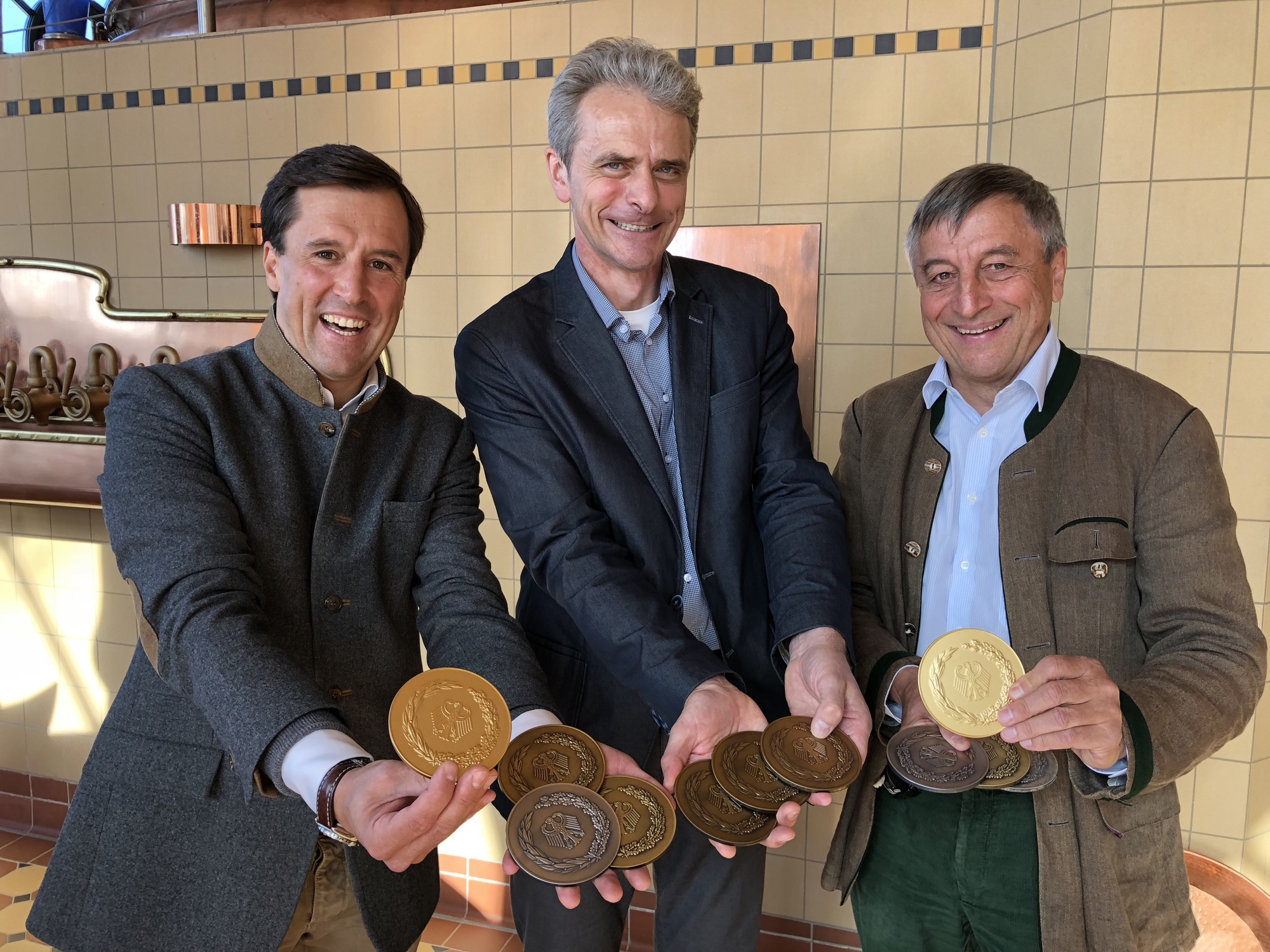 Sebastian Priller-Riegele, Thomas Burkardt von der DLG und Dr. Sebastian Priller. Foto: Brauerei S. Riegele