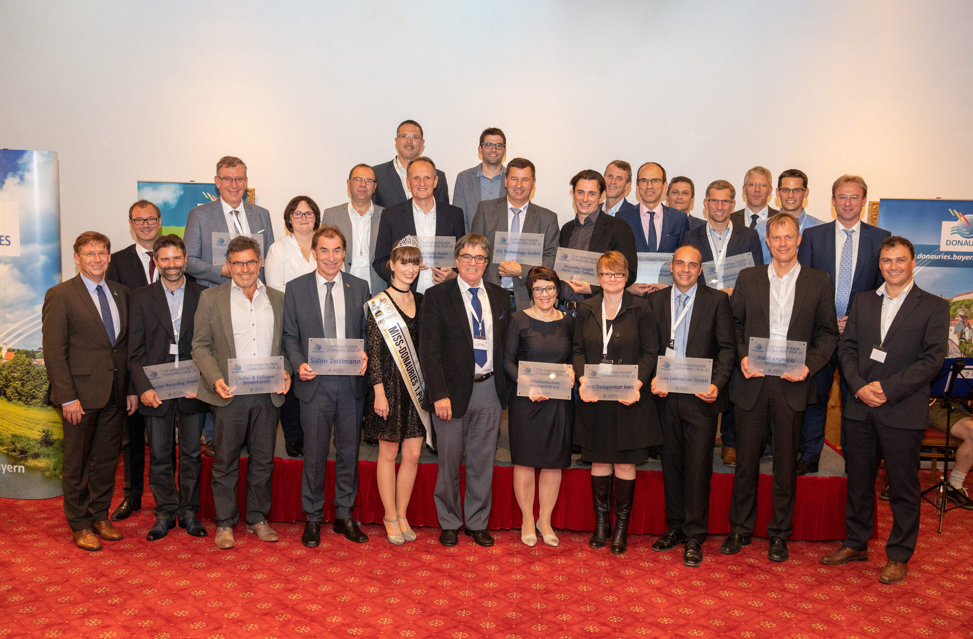 13 Arbeitgeber bekamen im Dehner Blumen Hotel aus den Händen von Landrat Stefan Rößle die Auszeichnung als TOP-Arbeitgeber DONAURIES 2018 überreicht. Foto: Marco Kleebauer