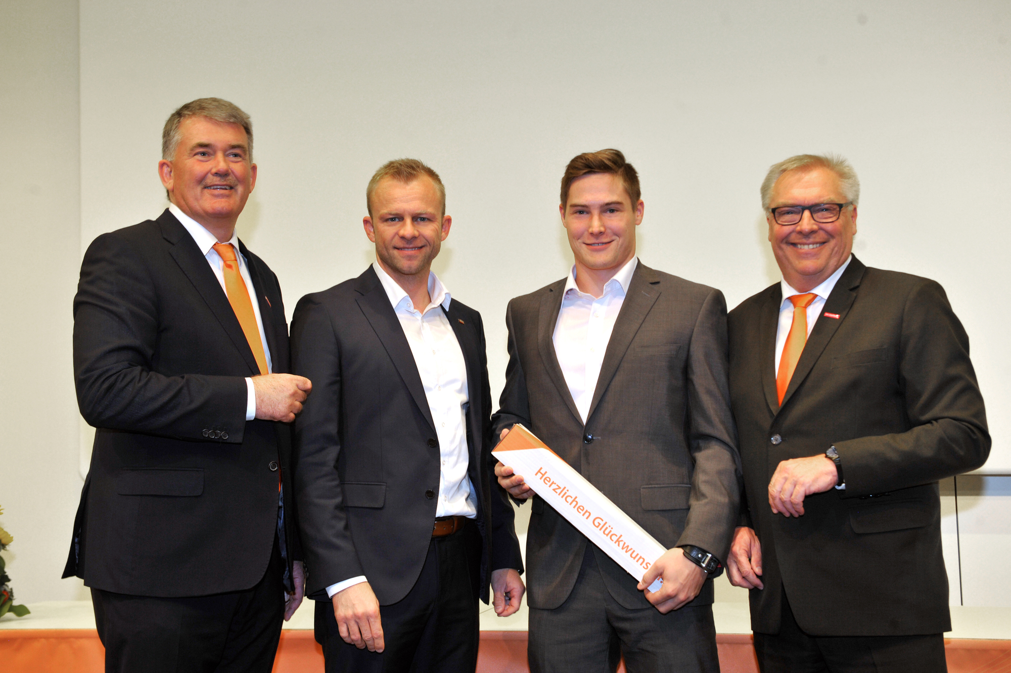 Ulrich Wagner (Hauptgeschäftsführer der Handwerkskammer Schwaben), Stefan Weißenhorner (Mitglied der Geschäftsleitung Bauunternehmen bendl) Philipp Schmid (Kammersieger als Beton- und Stahlbetonbauer in Schwaben) und Hans-Peter Rauch (Präsident der Handwerkskammer für Schwaben). Foto: Fred Schöllhorn / HWH Schwaben