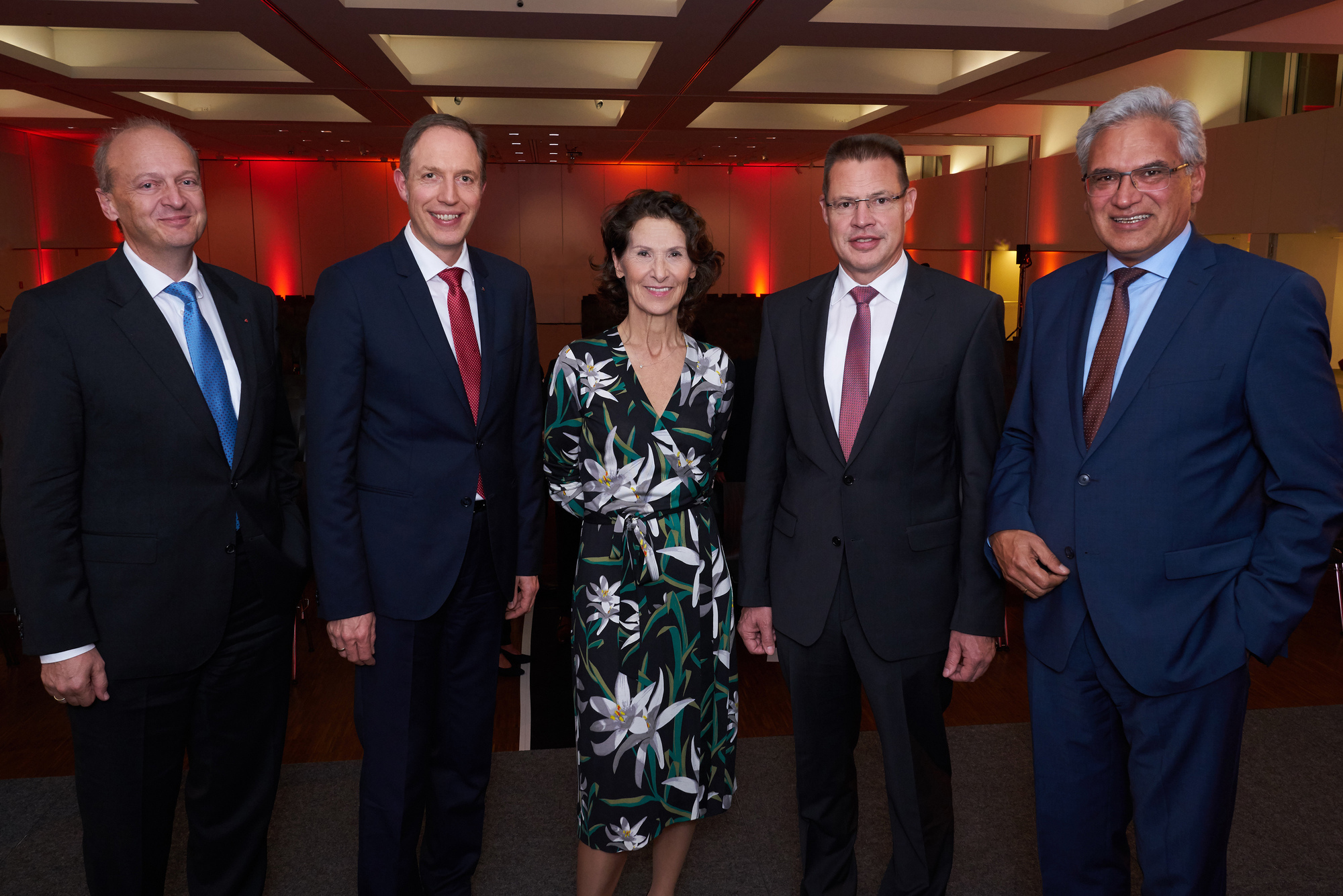 Referentin Dr. Antonia Rados mit Wolfgang Hach, Dr. Stefan Bill, Heiner Scheffold und Gunter Czisch. Foto: Sparkasse Ulm| Fotograf: Thomas Liebhardt