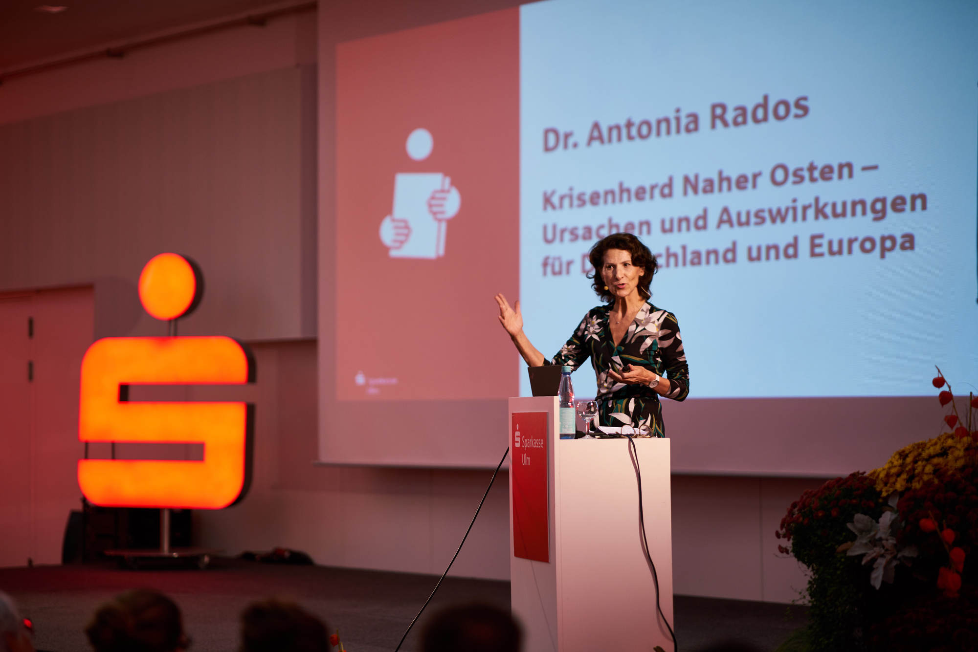 Die Referentin während ihres Vortrags. Foto: Sparkasse Ulm | Fotograf: Thomas Liebhardt):