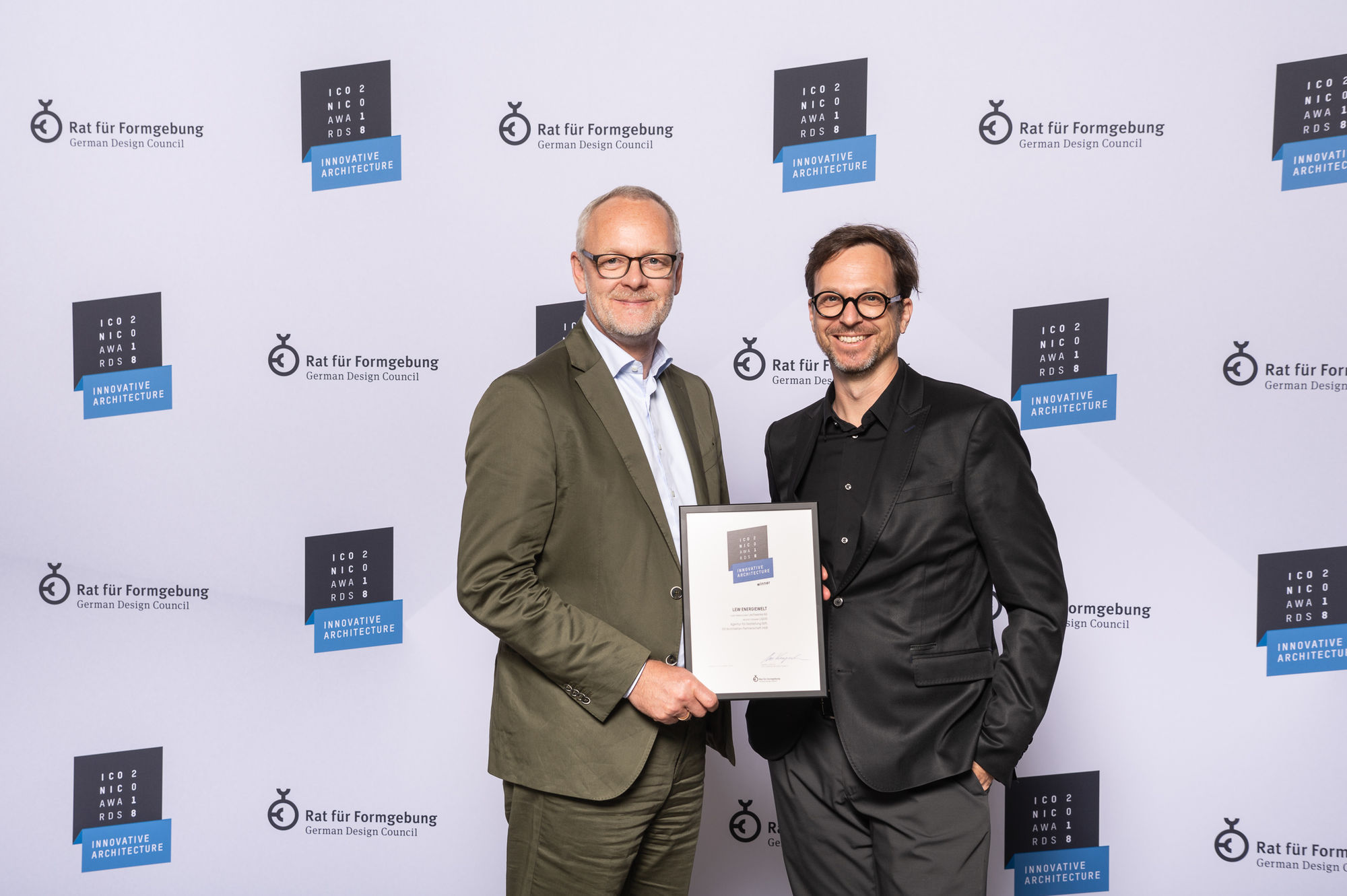 Dr. Markus Litpher und Ilja Sallacz nahmen gemeinsam die Auszeichnung entgegen. Foto: Rat für Formgebung / Manuel Debus