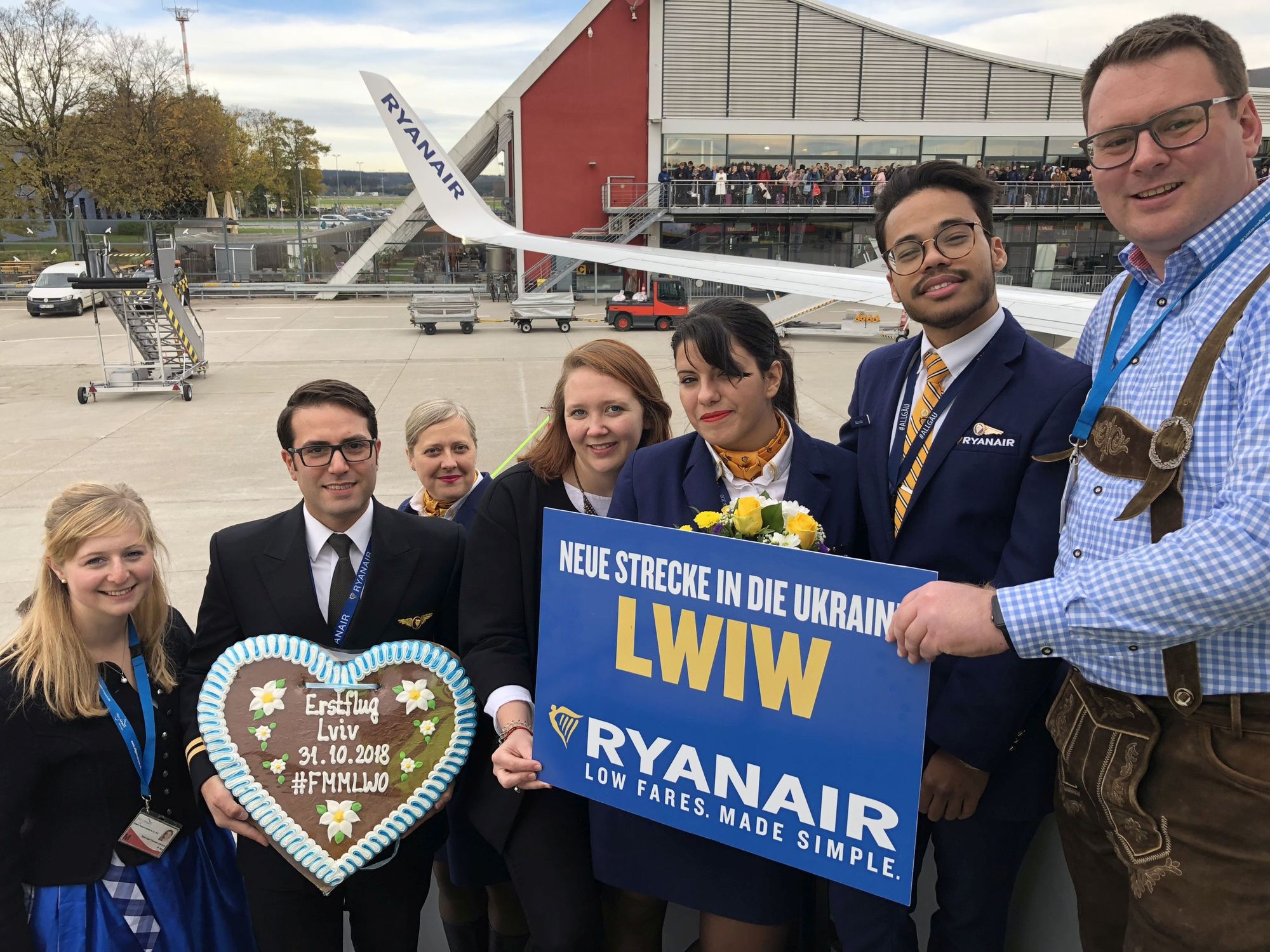 Die Crew des Erstflugs nach Lemberg mit Franziska Spannagel und Marcel Schütz und Lisa Maria Rumpf. Bild: Flughafen Memmingen