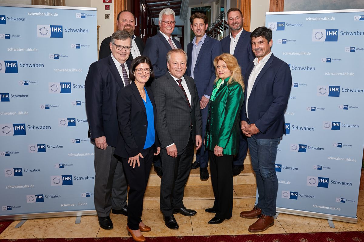 Der neue Vorstand der IHK-Regionalversammlung Donau-Ries mit Andreas Dirr (2. von hinten rechts). Foto: Peter Fastl