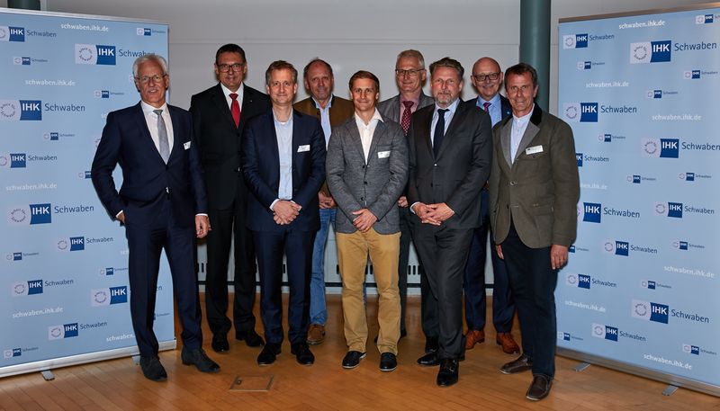 Das ist der neue Vorstand der IHK-Regionalversammlung Kempten und Oberallgäu mit Markus Brehm (hinten rechts). Foto: Peter Fastl