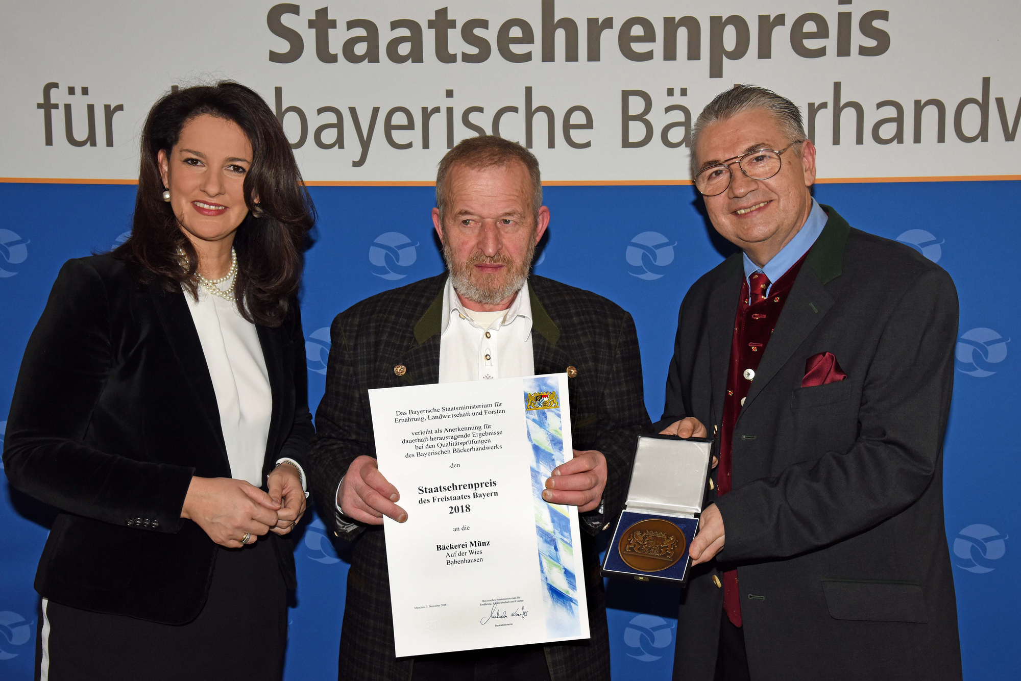 Überreichnung des Staatsehrenpreises an die Bäckerei Münz. Foto: Baumgart/StMELF