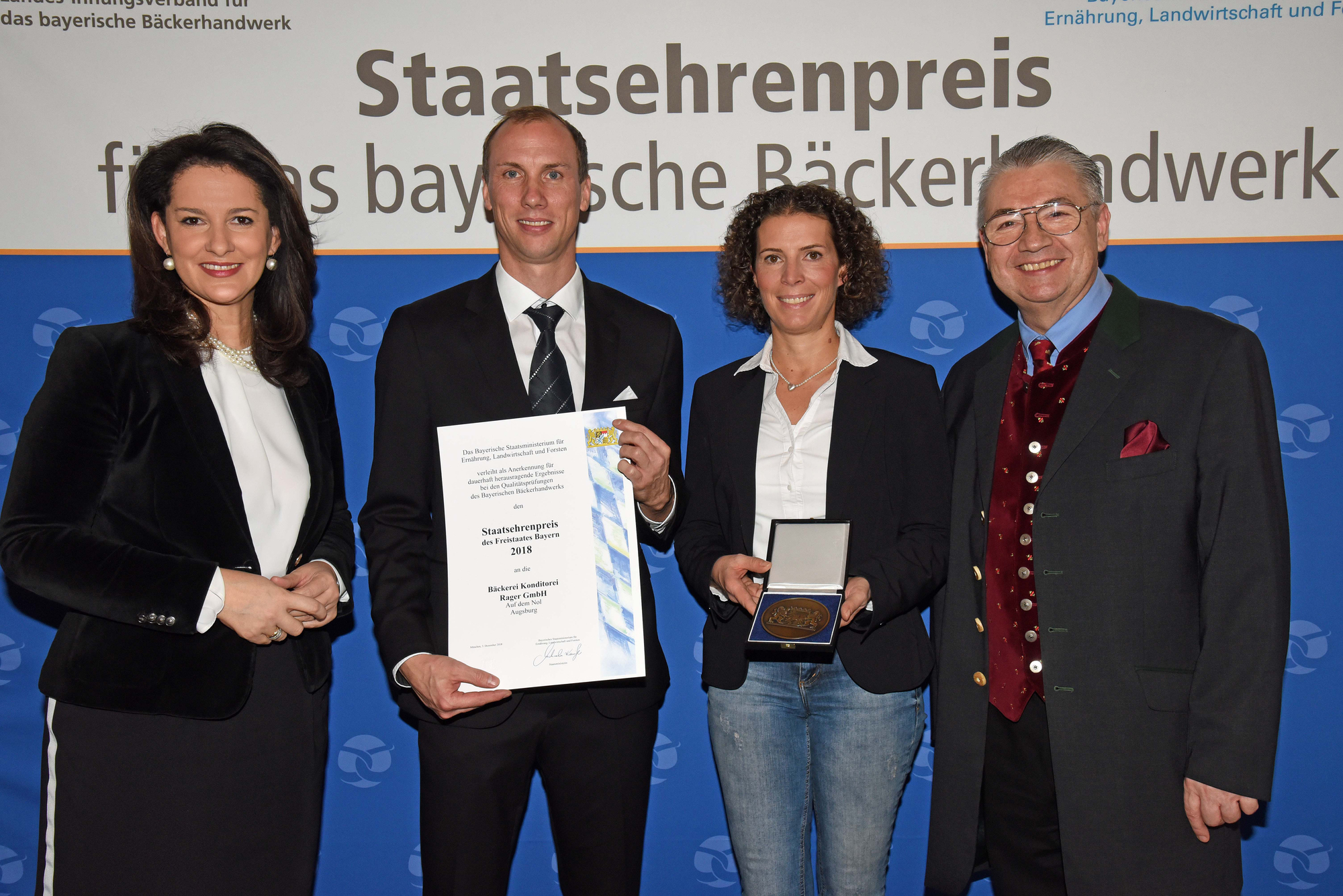 Überreichnung des Staatsehrenpreises an die Bäckerei-Konditorei Rager. Foto: Baumgart/StMELF