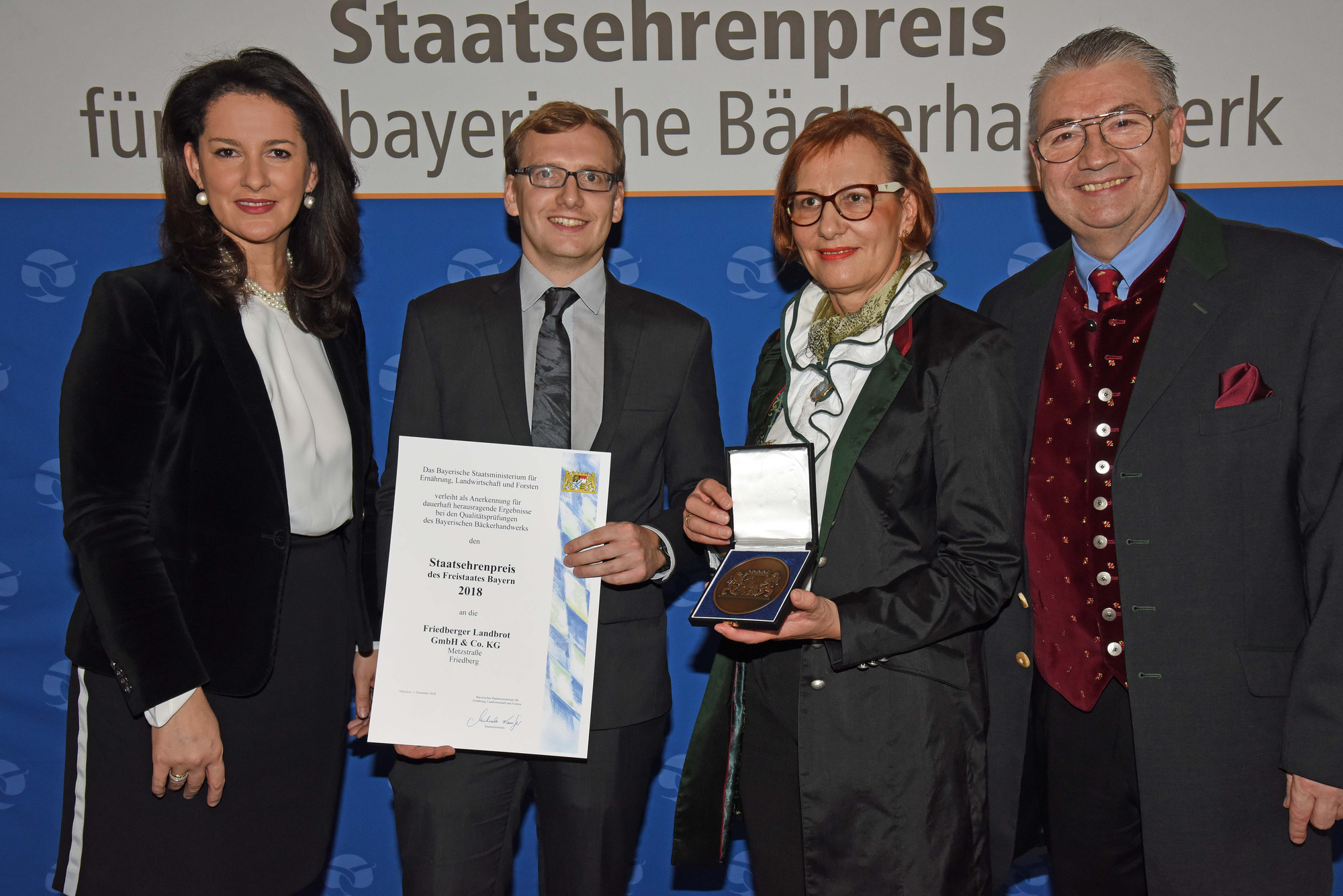 Überreichnung des Staatsehrenpreises an die Bäckerei Friedberger Landbrot . Foto: Baumgart/StMELF