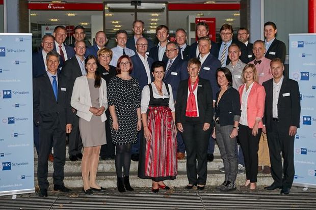 Alle Mitglieder der IHK-Regionalversammlung Aichach-Friedberg. Foto: Peter Fastl