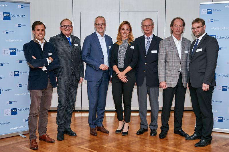 Der gesamte Vorstande der IHK-Regionalversammlung Augsburg-Stadt. Foto: Peter Fastl
