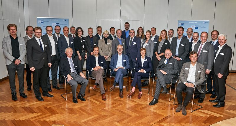 Alle Mitglieder der IHK-Regionalversammlung Augsburg-Stadt. Foto: Peter Fastl