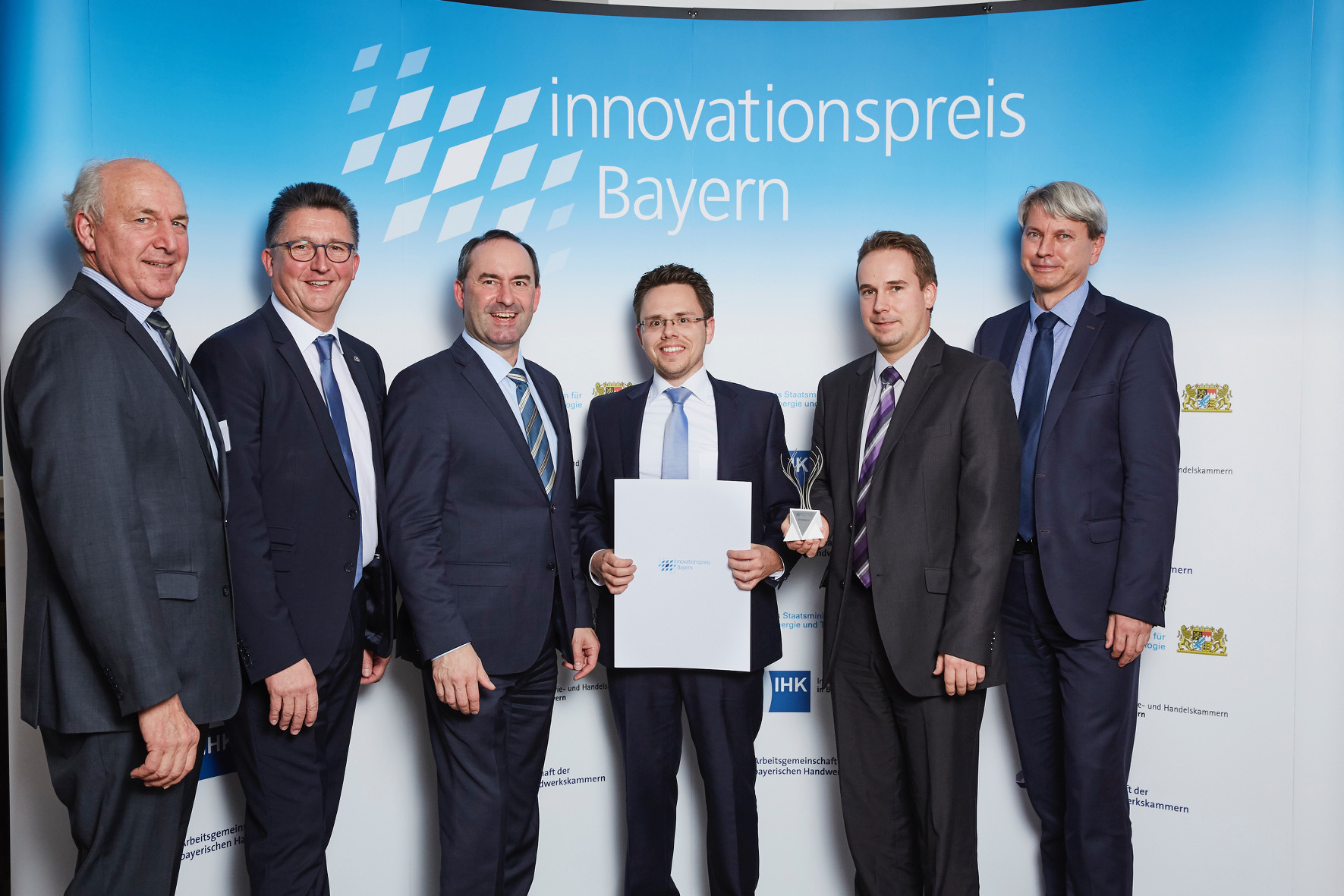 Franz Xaver Peteranderl, Präsident der Arbeitsgemeinschaft der bayerischen Handwerkskammern, Gesellschafter Johann Sailer, Staatsminister Hubert Aiwanger, GEDA-Entwicklungsleiter Matthias Uhl, GEDA-Innovationsmanager Manuel Ziegelmeier und Georg Muschik von der IHK Schwaben. Foto: Bayerisches Staatsministerium für Wirtschaft, Landesentwicklung und Energie