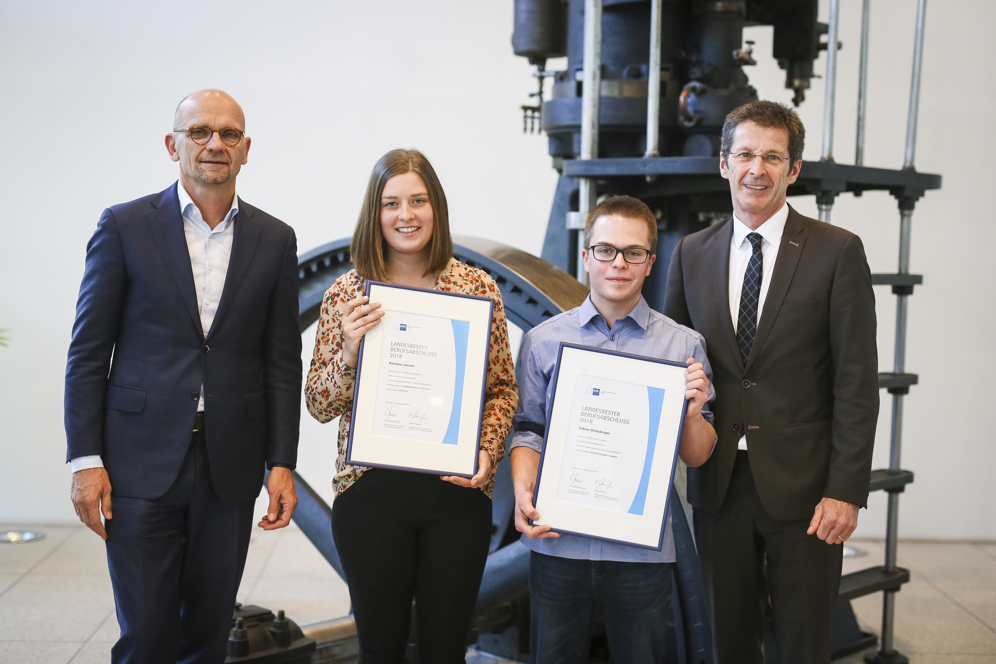 Personalvorstand und Arbeitsdirektor von MAN Energy Solutions SE mit der Bundesbesten Karoline Janson, Technische Modellbauerin Fachrichtung Gießerei, dem Landesbesten Fabian Schickinger, Zerspanungsmechaniker Einsatzgebiet Drehmaschinensysteme und Herbert Huttner, Ausbildungsleiter MAN Energy Solutions SE. Foto: IHK Schwaben