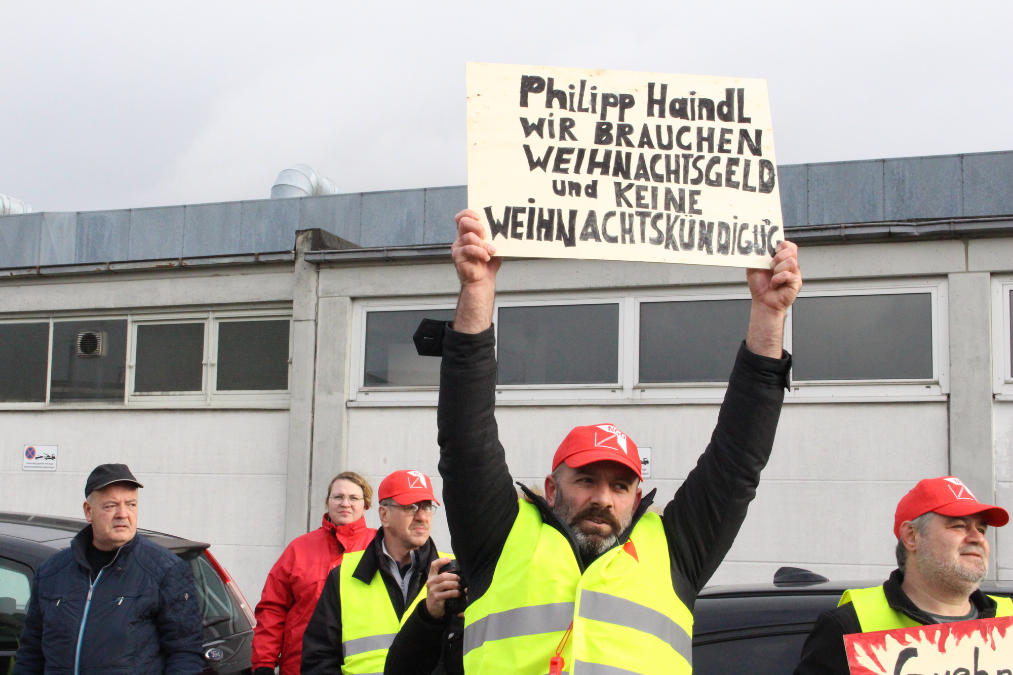 Die Mitarbeiter fordern Philipp Haindl, Geschäftsführer der Serafin-Gruppe, sich zu seiner sozialen Verantwortung zu bekennen. Foto: Angelina Märkl/B4B WIRTSCHAFTSLEBEN SCHWABEN