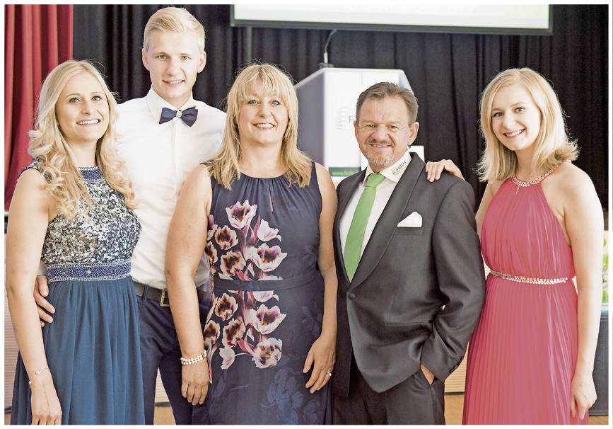 Ein Jahr zum Feiern für das Fech-Familien-Team: Fensterbauer des Jahres 2018, Bayerischer Staatspreis und Firmeninhaber Werner Fech (2. v. r.) feierte seinen 55. Geburtstag. Darüber freuen sich (v. l.) Anja Käsmayr, Freundin des Junior-Chefs Tobias Fech, Frau Claudia und Tochter Carolina.