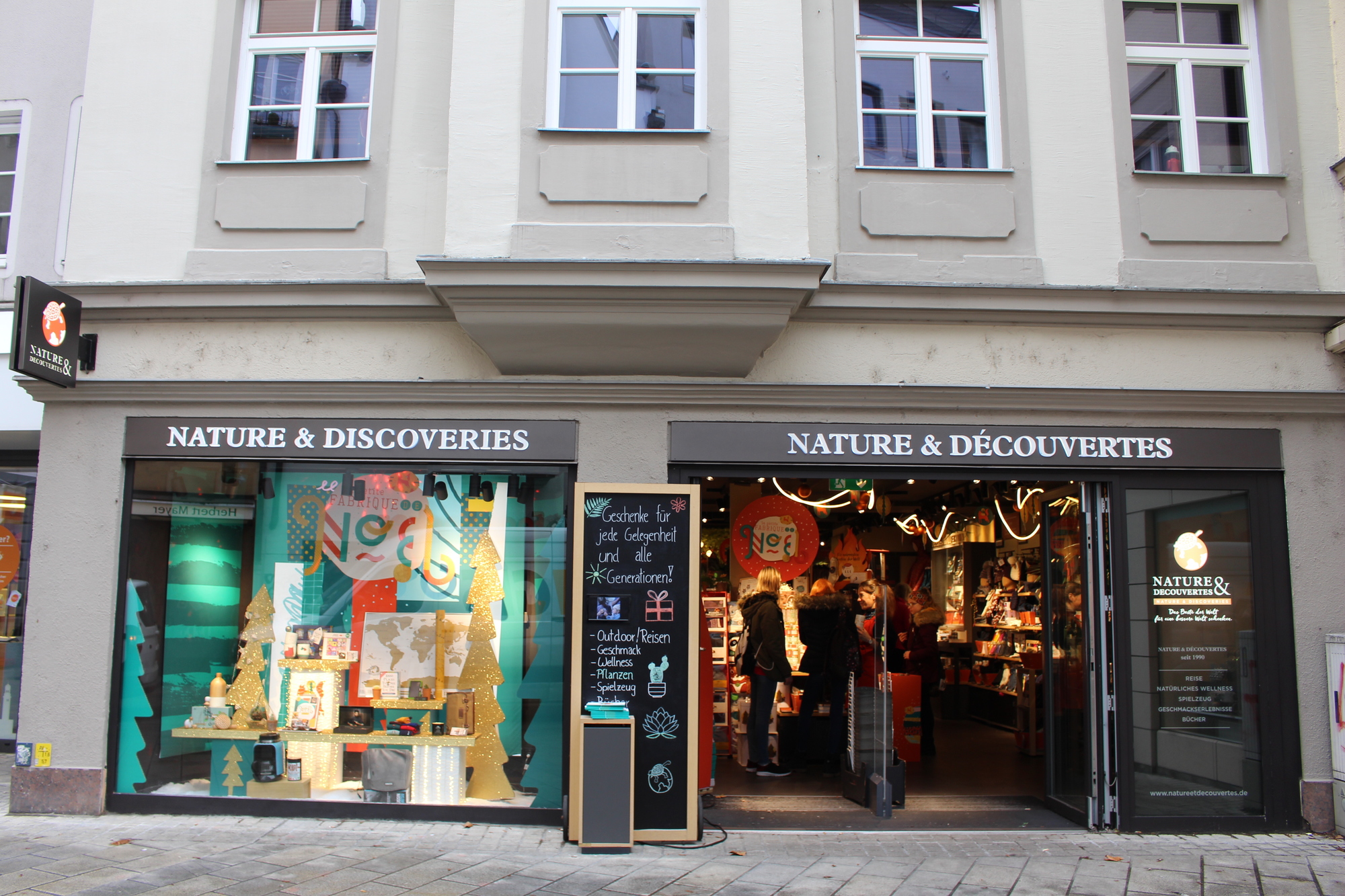 Die französische Kette Nature und Decouvertes in der Annastraße bietet Geschenkartikel mit gemischtem Sortiment.