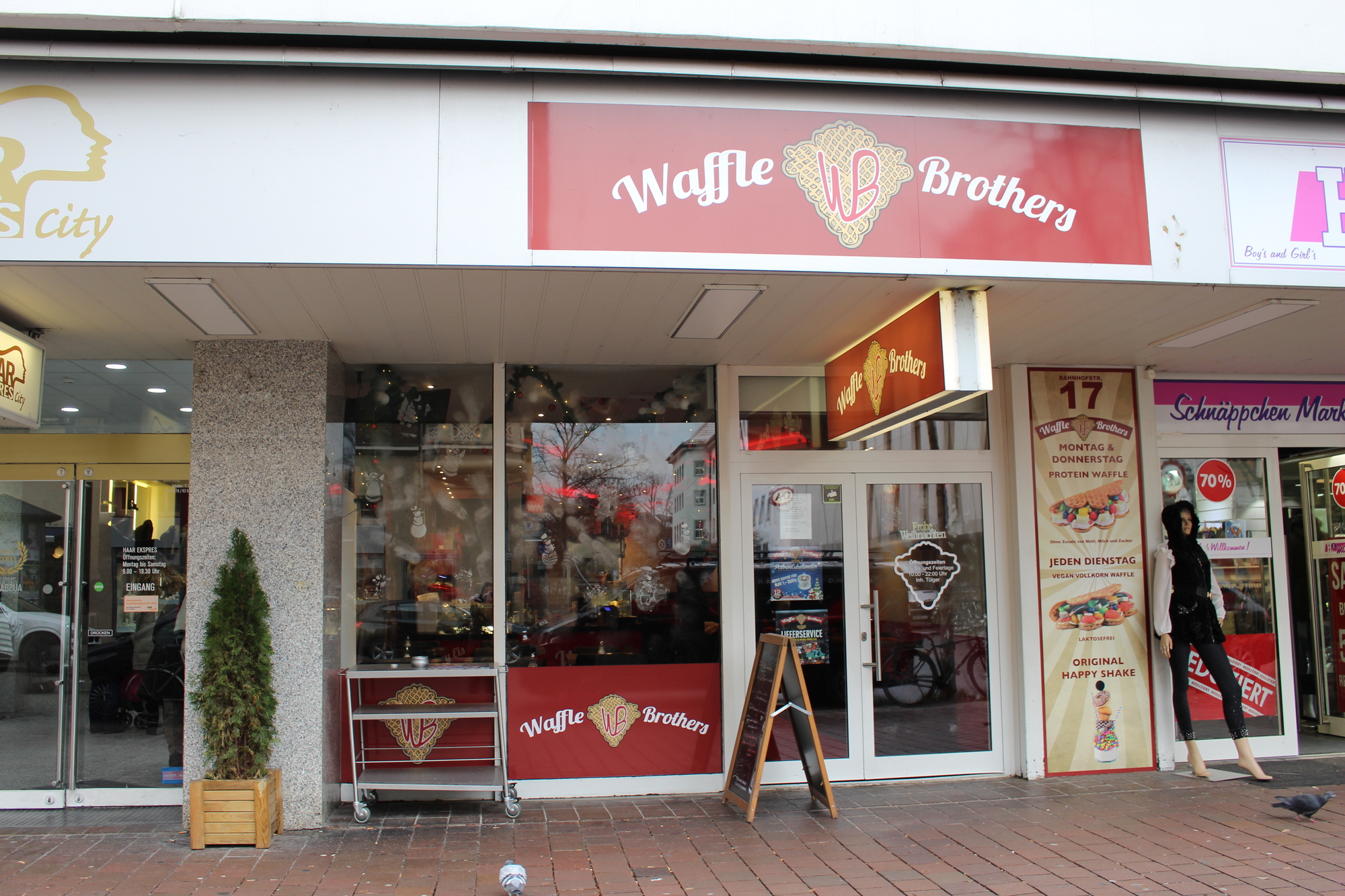 Waffle Brothers hat seine erste Filiale in Augsburg in der Bahnhofstraße eröffnet.