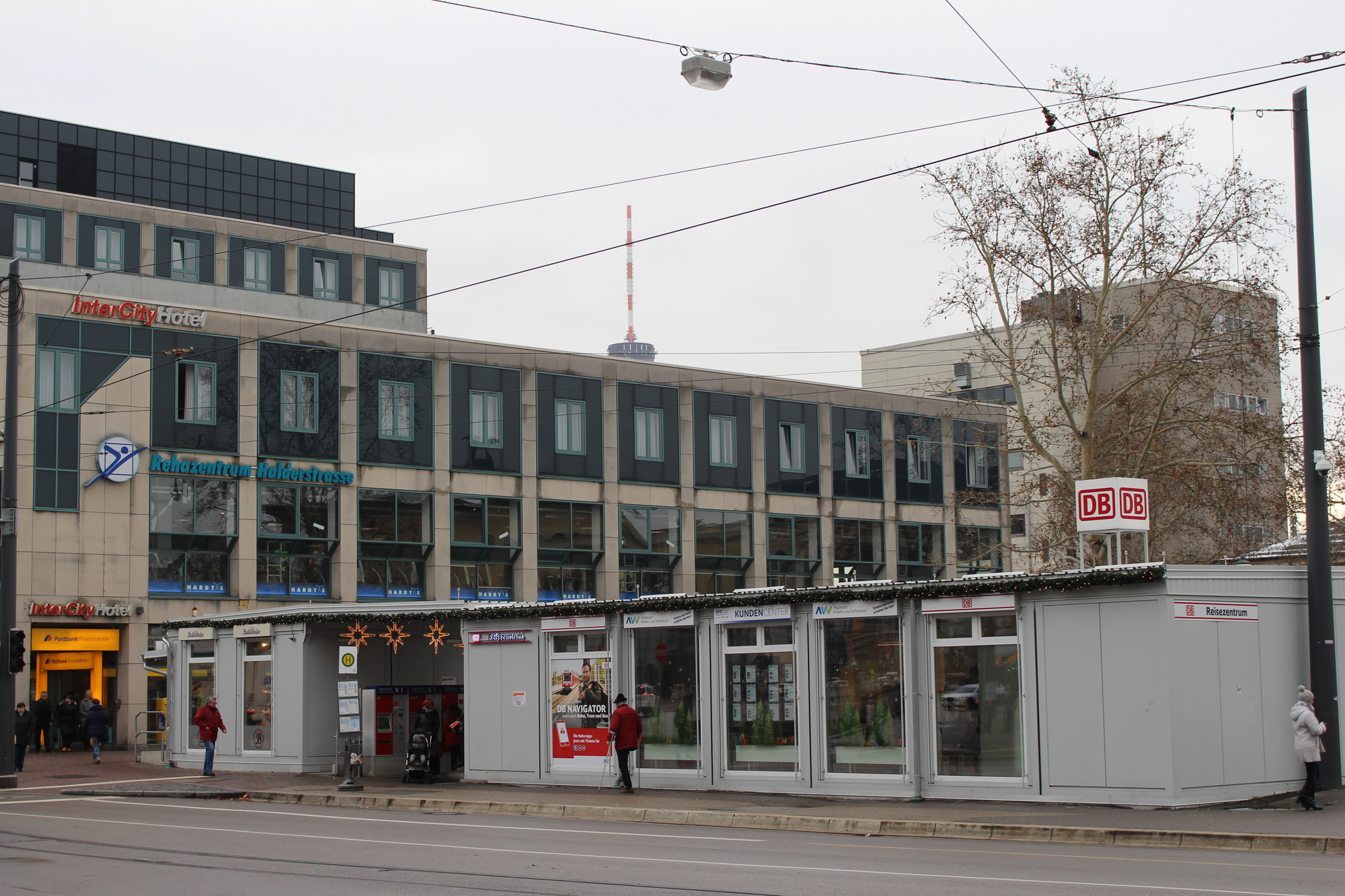 Die Geschäfte sind nun in Containern vor dem Bahnhof untegebracht.