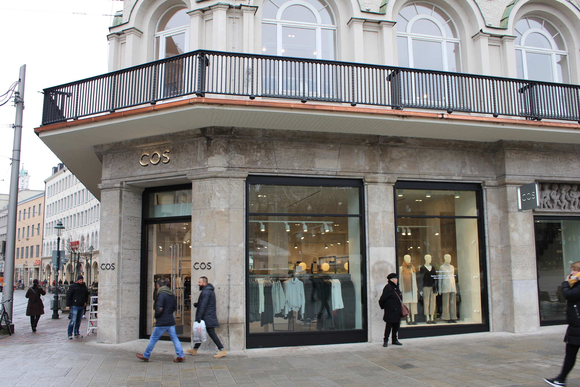 Das Tochterunternehmen von H&amp;M, Cos, ist neben Starbucks gezogen.