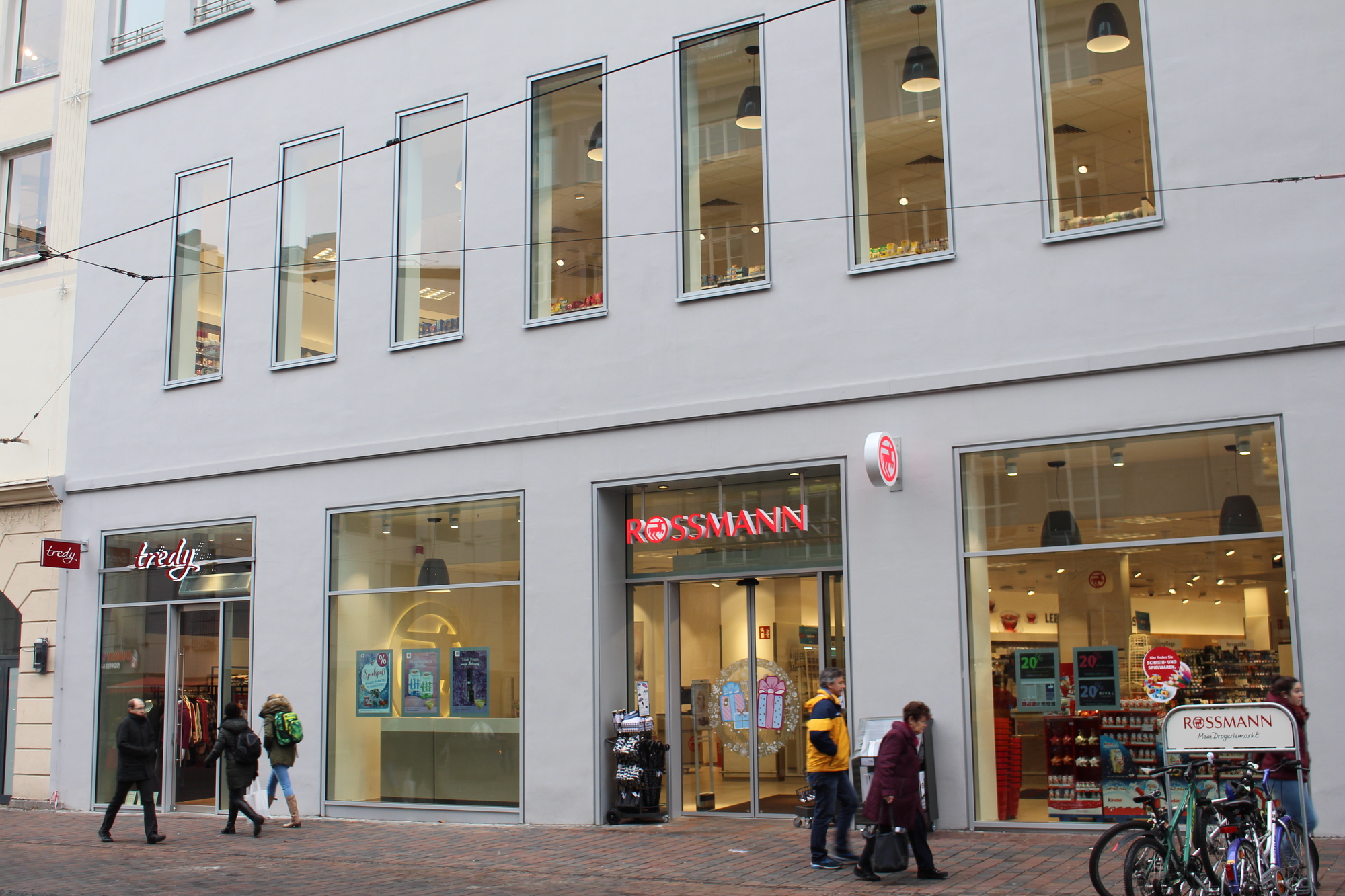 Rossmann hat ein paar hundert Meter weiter von der Filiale in der Maximilianstraße eine neue Filiale in der Bürgermeister-Fischer Straße eröffnet.