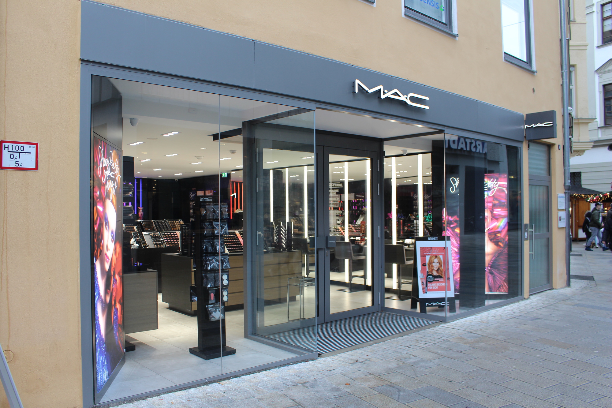 Die erste Augsburger Filiale der amerikanischen Kosmetikmarke Mac ist am Martin-Luther-Platz.