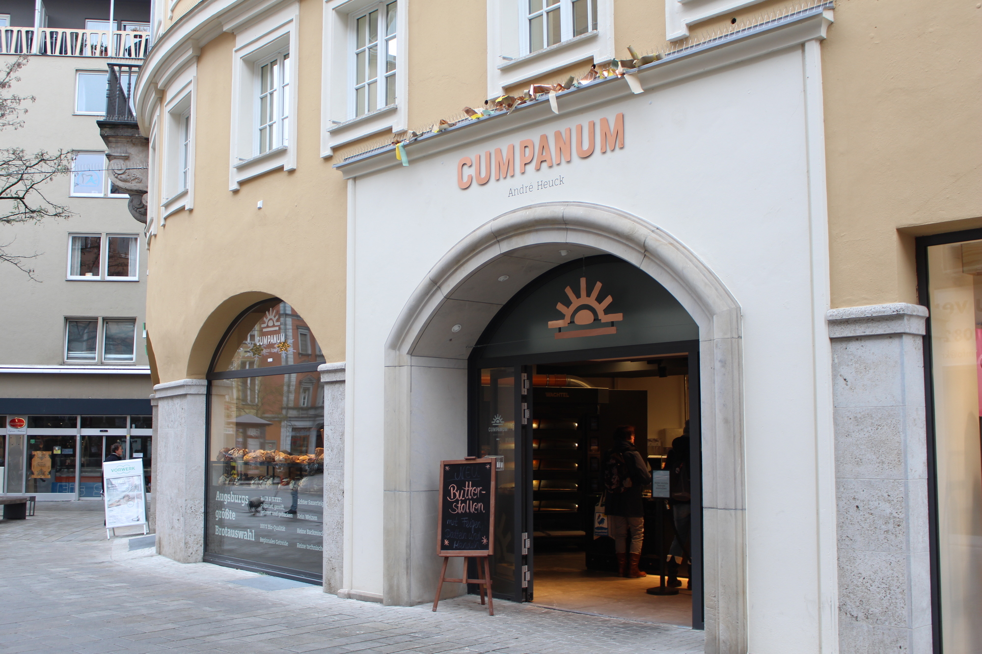 Die Augsburger Bäckerei Cumpanum bietet hauptsächlich Brot an und setzt auf Regionalität. Sie befindet sich im alten Müller-Gebäude.