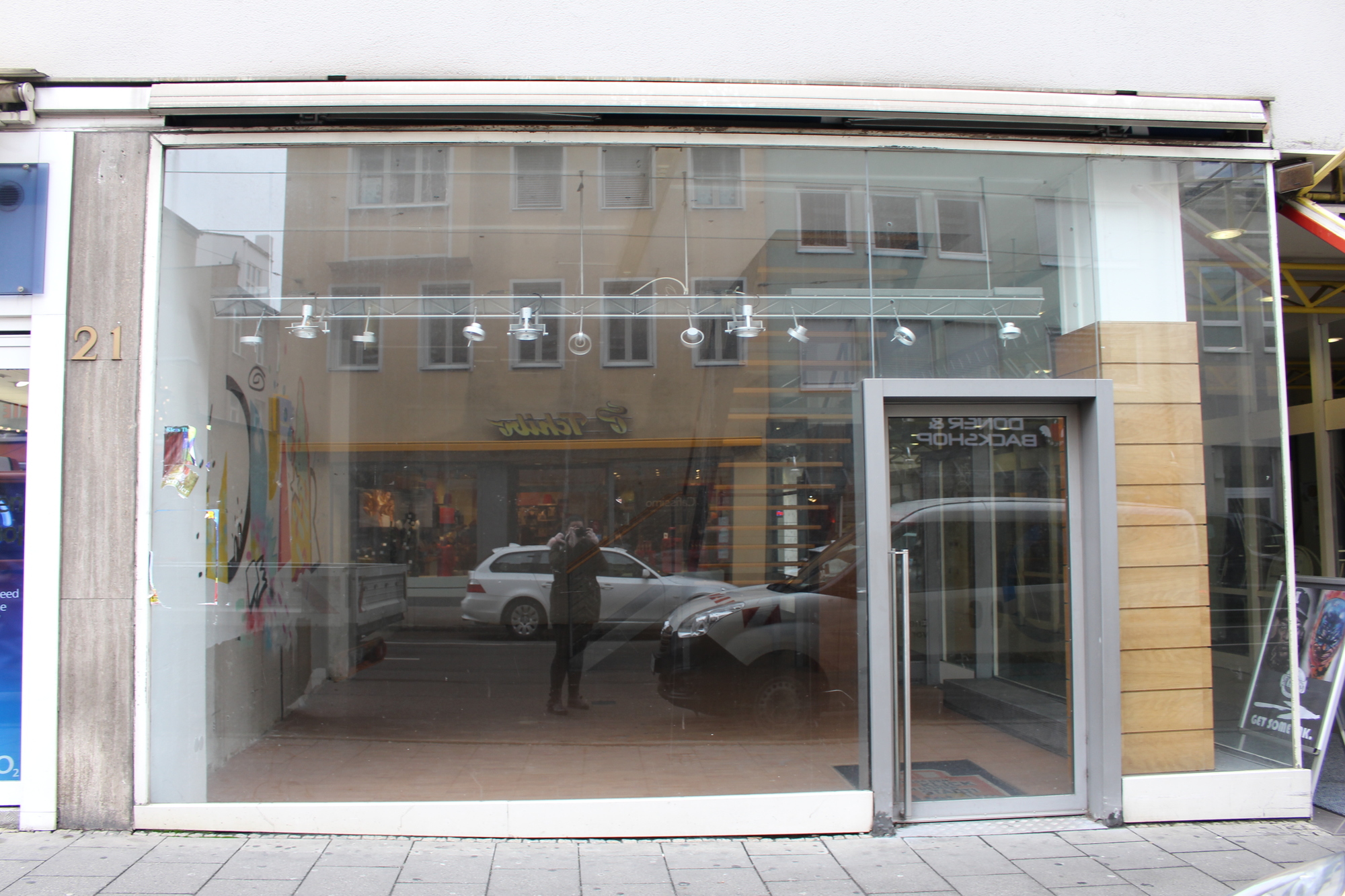 Zwischenzeitlich war in den leerstehenden Ladenflächen in der Karoliennstraße die Modular-Zentrale untergebracht.