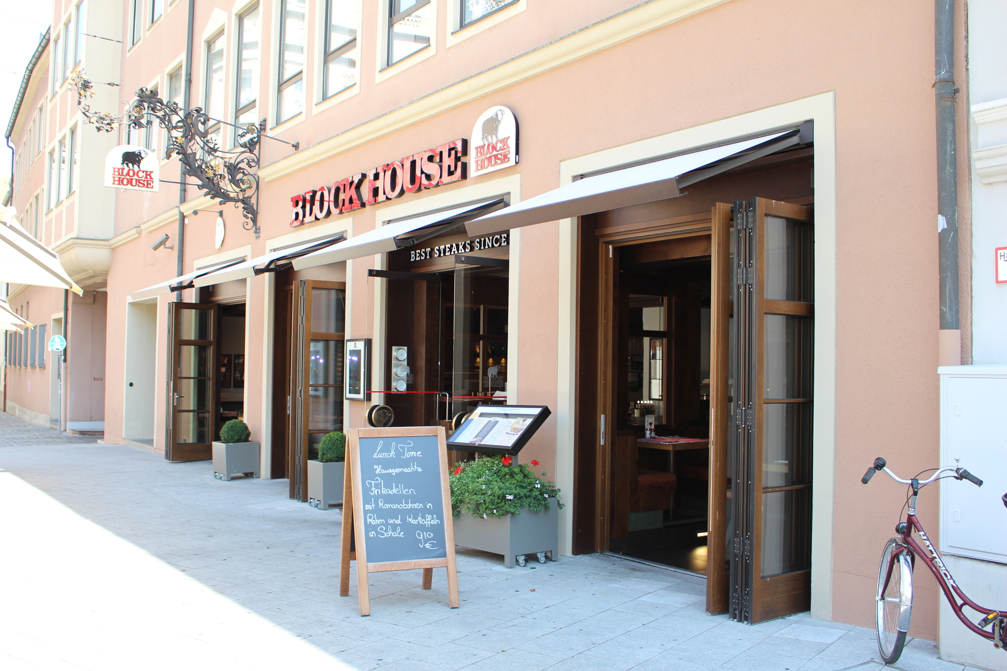 Die Steakhaus-Kette Block House hat seine erste Filiale im Ulrichsviertel eröffnet.