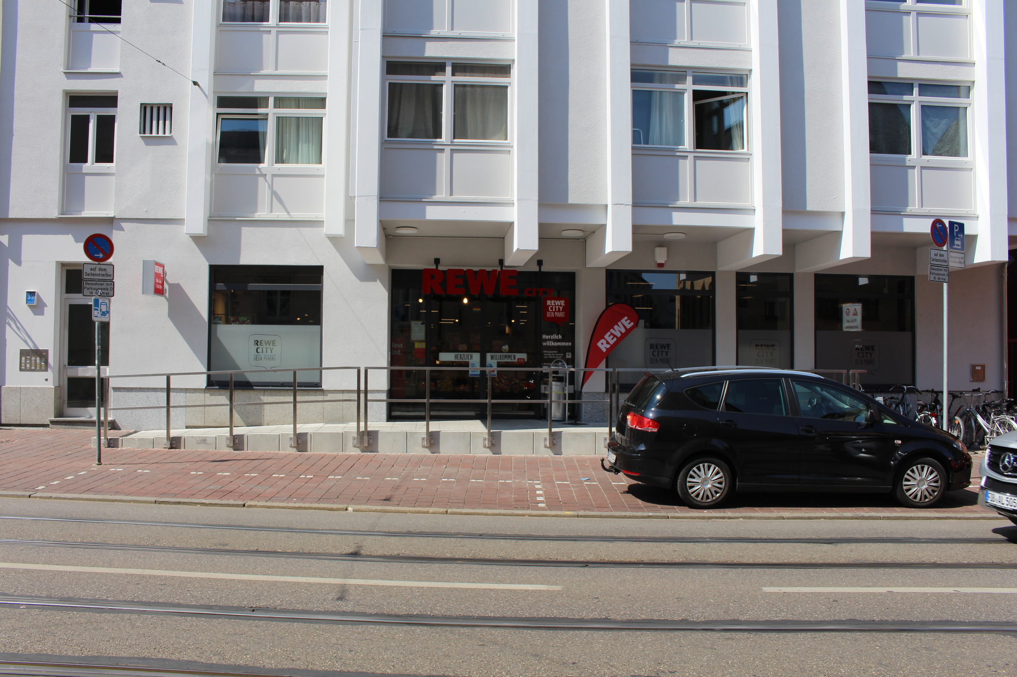 REWE ist auch im Domviertel zu finden.