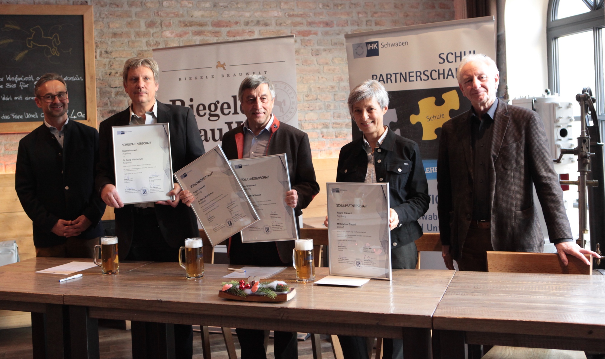 Die Vertreter bei der Unterzeichnung des Kooperationsvertrags. Foto: Riegele<br />