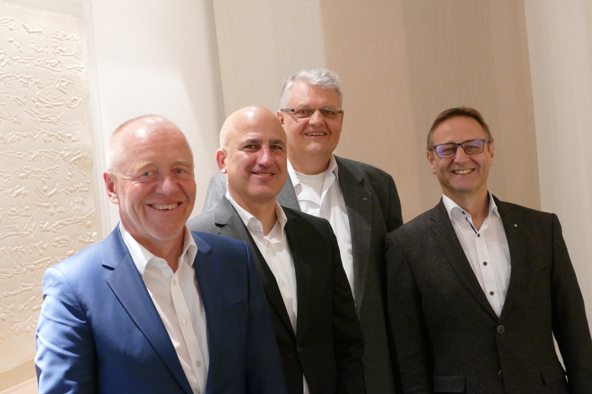 Die Unterzeichnung des Kaufvertrags erfolgte durch Thomas Bauer und Heiner Matthias Honold, Norbert Rödel und Wilfried Hesselmann. Foto: NSE Elitrans