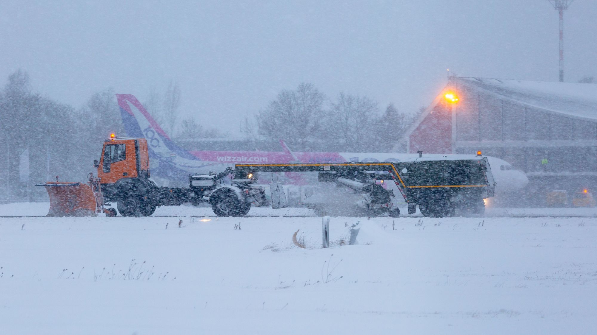 Der Winterdienst am Flughafen Memmingen sorgte dafür, das kein Flug ausfallen musste. Foto: Maximilian Mair.