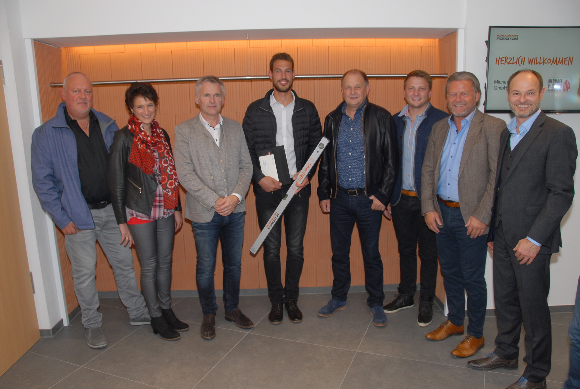 Michael Hirschberger erhielt im Beisein seines Ausbildungsbetriebes und seiner Eltern die Auszeichnung der Schlagmann-Edmüller-Stiftung. Foto: Schlagmann-Edmüller Stiftung