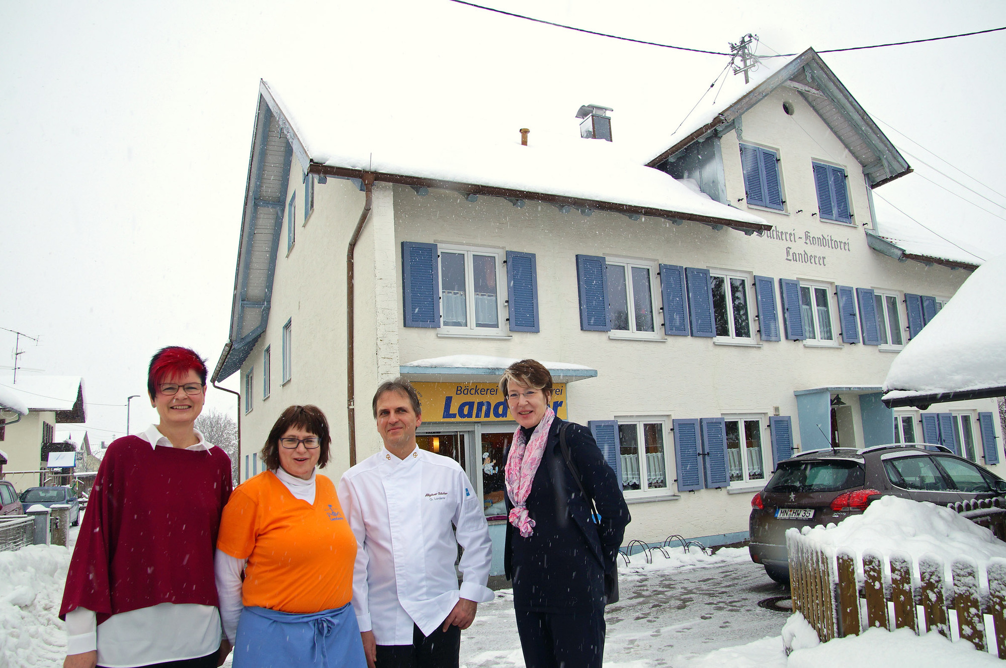 Bezirksrätin Petra Beer, Christiane Landerer, Günther Landerer und MdB Ulrike Bahr vor der familienfreundlich geführten Bäckerei Landerer. Foto: Angelika Lonnemann