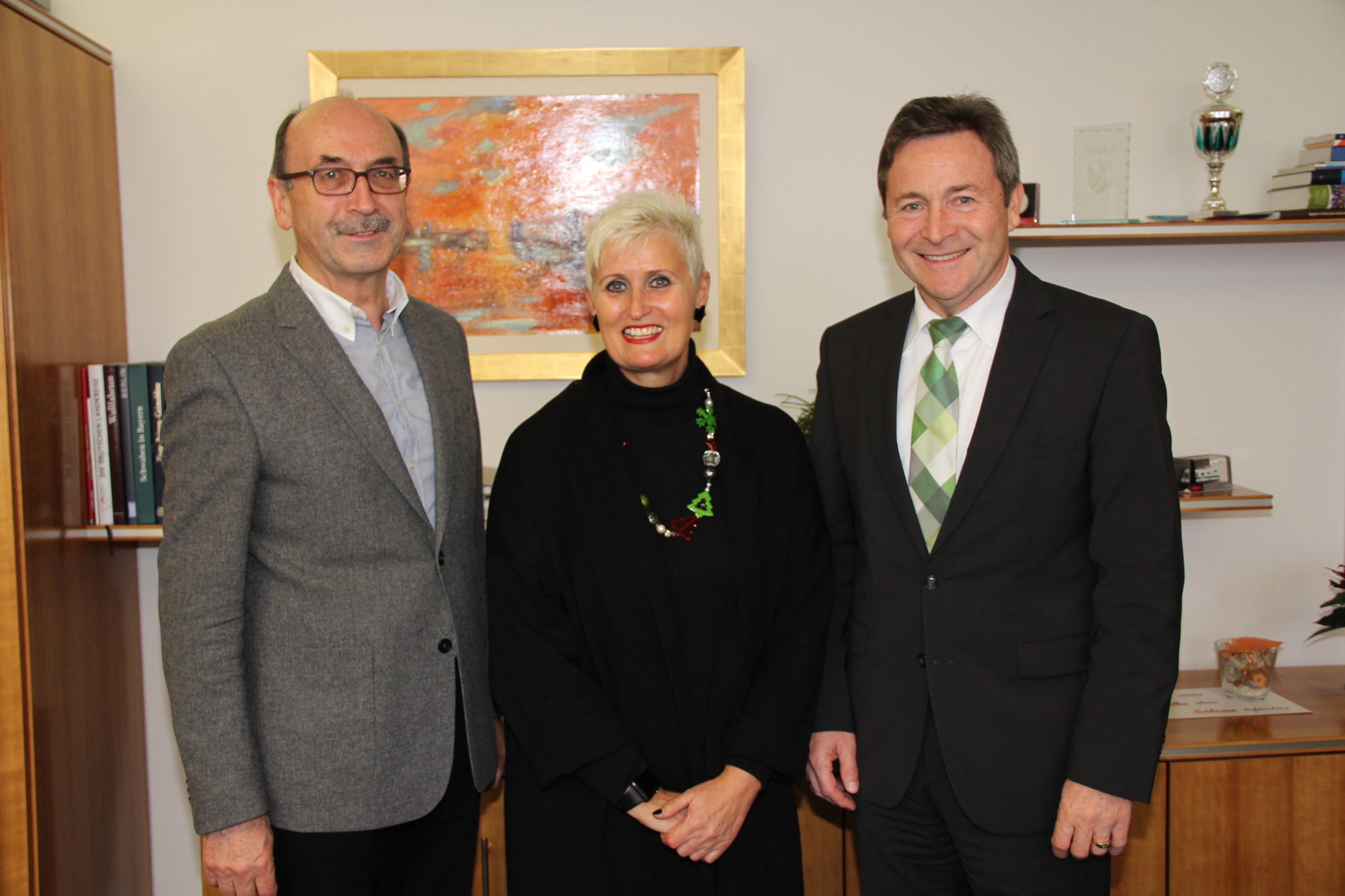 von links: Schulamtsdirektor Wilhelm Martin, Schulrätin Beate Bschorr-Staimer und Landrat Leo Schrell. Foto: Landratsamt Dillingen
