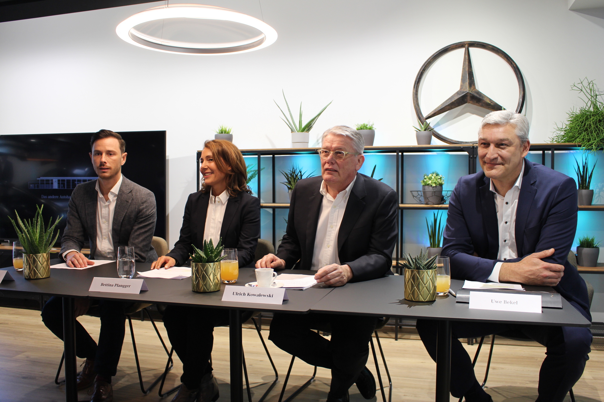 Florian Frey, Bettina Plangger, Uwe Benkel und Ulrich Kowalwski geben Einblicke in das neue Autohaus. Foto: Angelina Märkl/B4B WIRTSCHAFTSLEBEN SCHWABEN