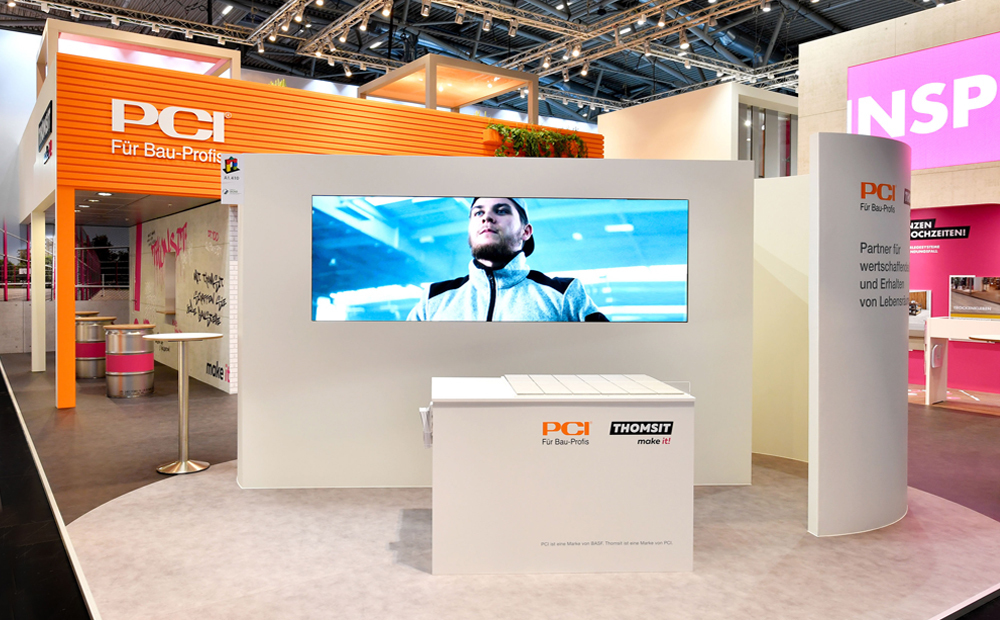 Live Stage für Produkt Vorführungen – barrierefrei der Zugang zum Vorbereitungsraum