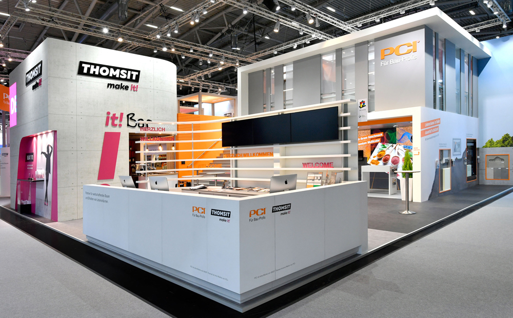 Info-Empfangstheke - Monitore zeigen Verfügbarkeit der Ansprechpartner