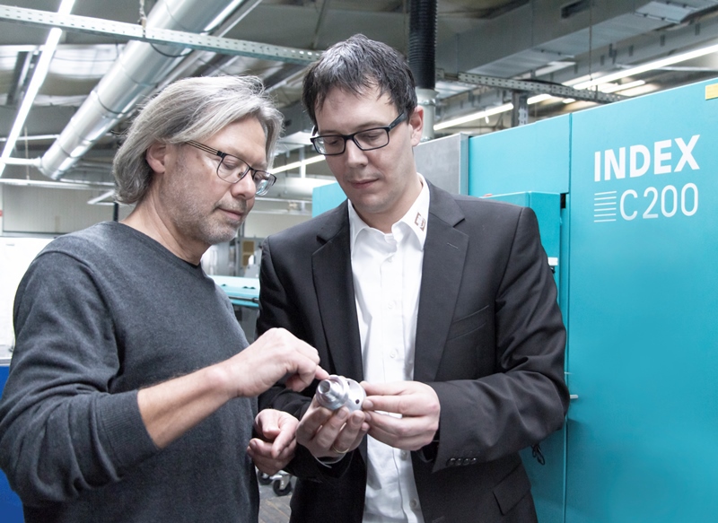 links Ulrich Betz (Stiefel), rechts Andreas Scheppach (DILO) beim Betrachten einer Hochdruckrohrverschraubung in Babenhausen. Foto: DILO GmbH