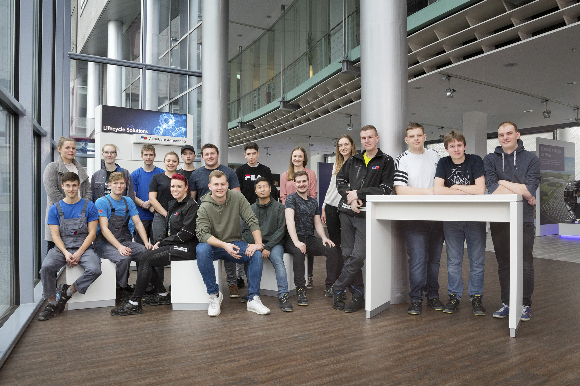 Das sind einige der Winterauslerner bei Rolls-Royce Power Systems, die ins Berufsleben entlassen wurden. Foto: Rolls-Royce Power Systems