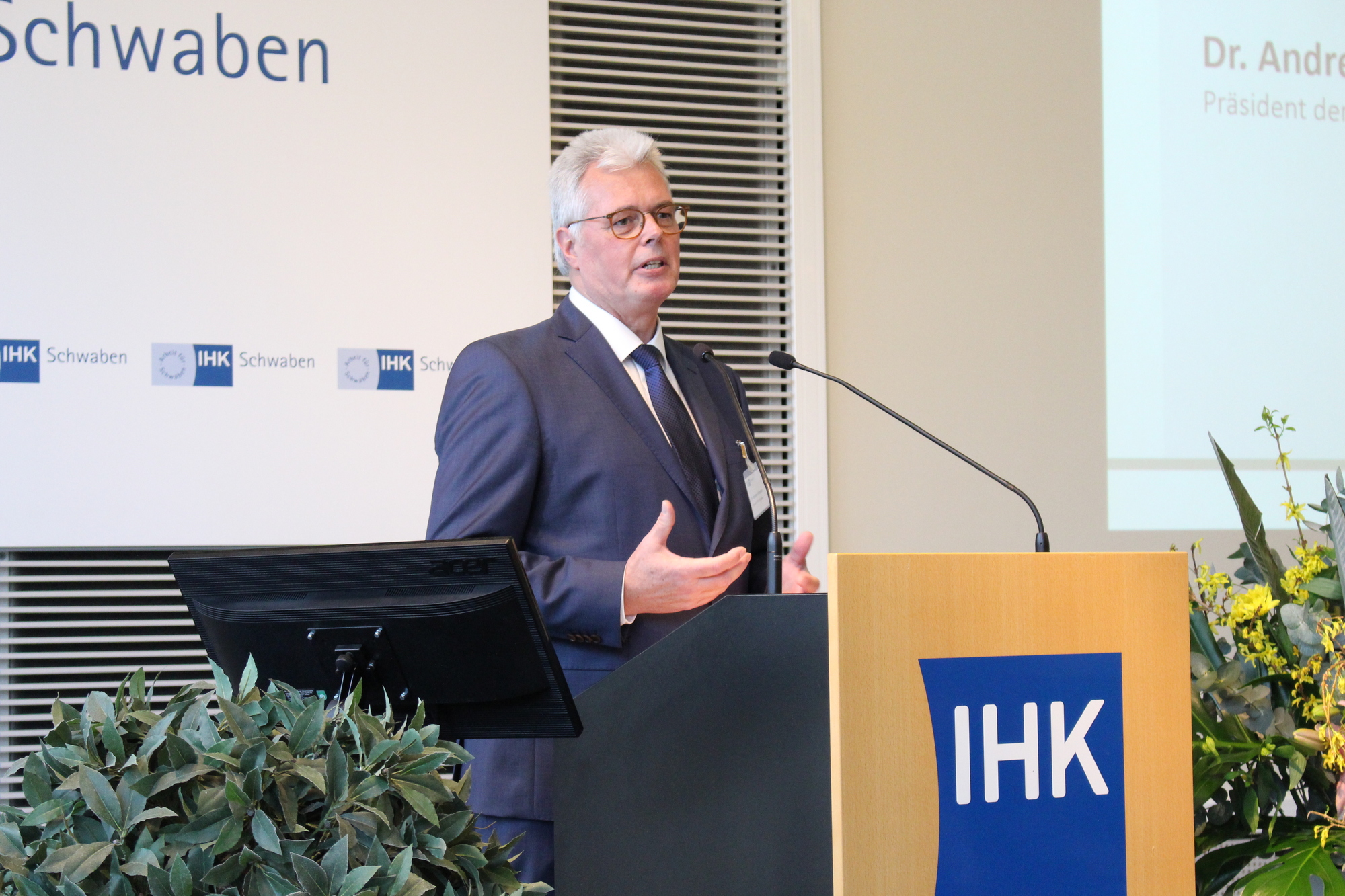 Dr. Andreas Kopton begrüßt die Gäste. Foto: Angelina Märkl/B4B WIRTSCHAFTSLEBEN SCHWABEN