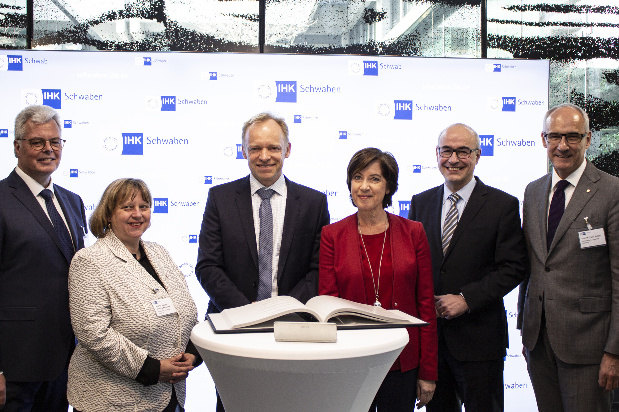 Dr. Andreas Kopton, Prof. Dr. Sabine Doering-Manteuffel, Prof. Dr. Dr. h.c. Clemens Fuest, Prof. Achim Wambach und Prof. Dr. Peter Welzel. Foto: Angelina Märkl/B4B WIRTSCHAFTSLEBEN SCHWABEN