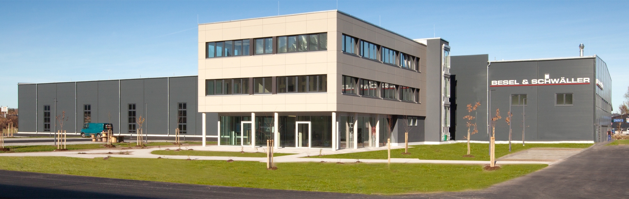 Neben dem nun in Füssen eröffneten Standort unterhält das Unternehmen zwei weitere Firmenstandorte in Ulm und Pecs (Ungarn). Foto: Besel &amp; Schwäller Schaltanlagen GmbH